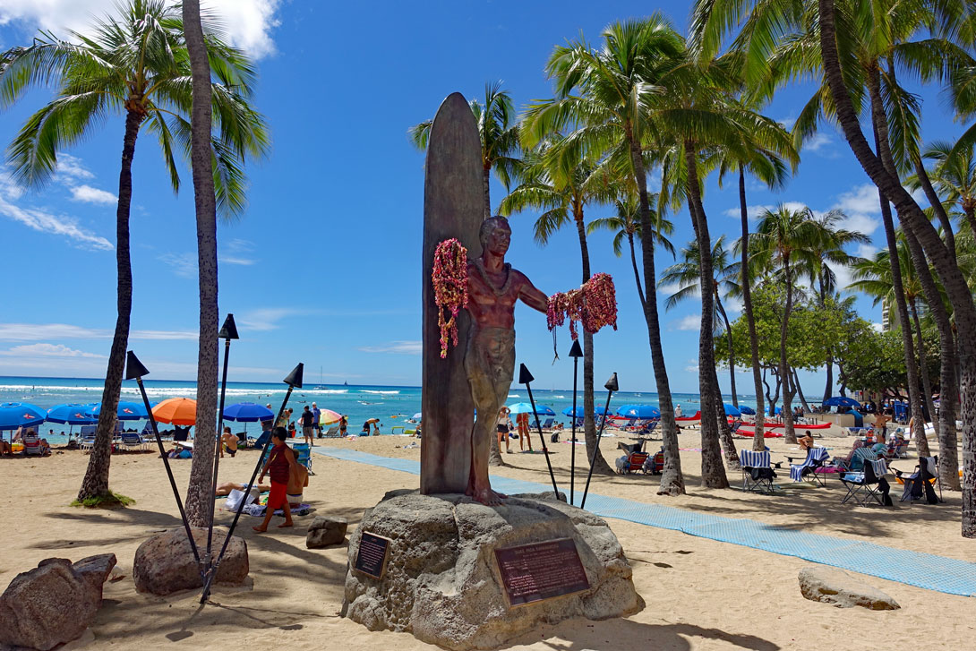 Die Bronzestatue von Duke Kahanamoku am Strand von Waikiki Die Bronzestatue von Duke Kahanamoku