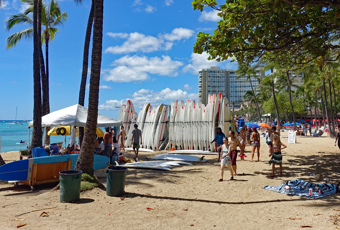 Überall stehen Surfbretter am Strand von Waikiki Surfbretter am Strand von Waikiki