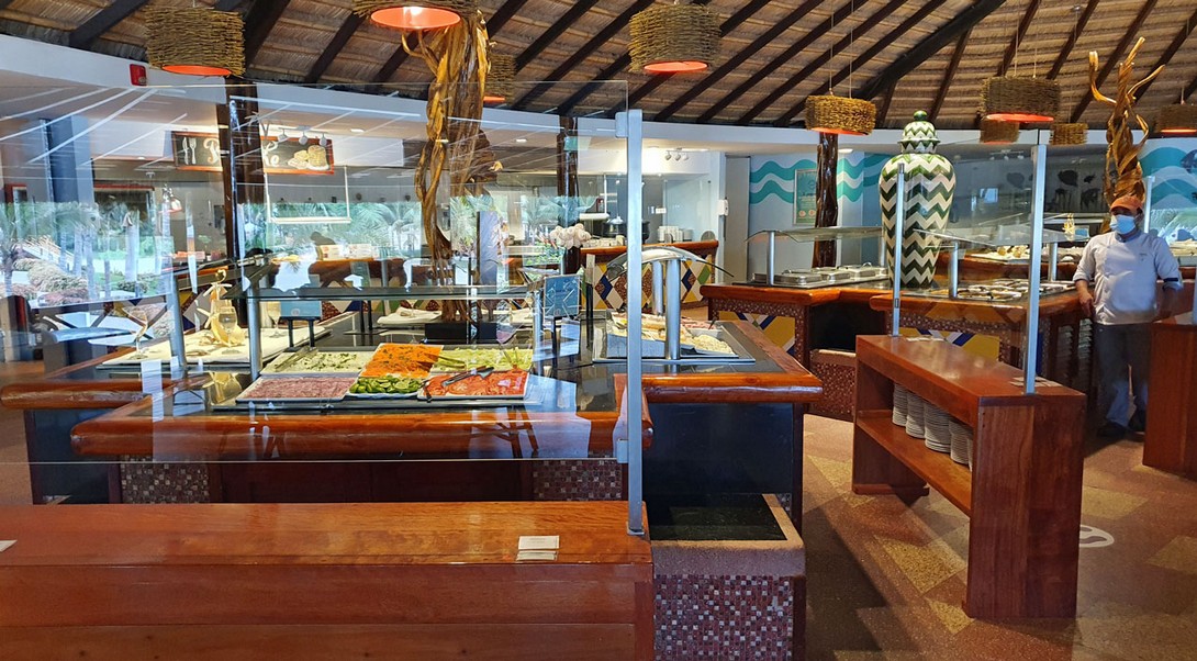 Alle Speisen hinter Glasscheiben im Restaurant
