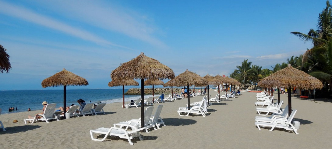 Leere Liegestühle am Strand während der Pandemie