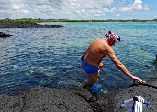 schwieriger Einstieg ins Wasser über die Lava
